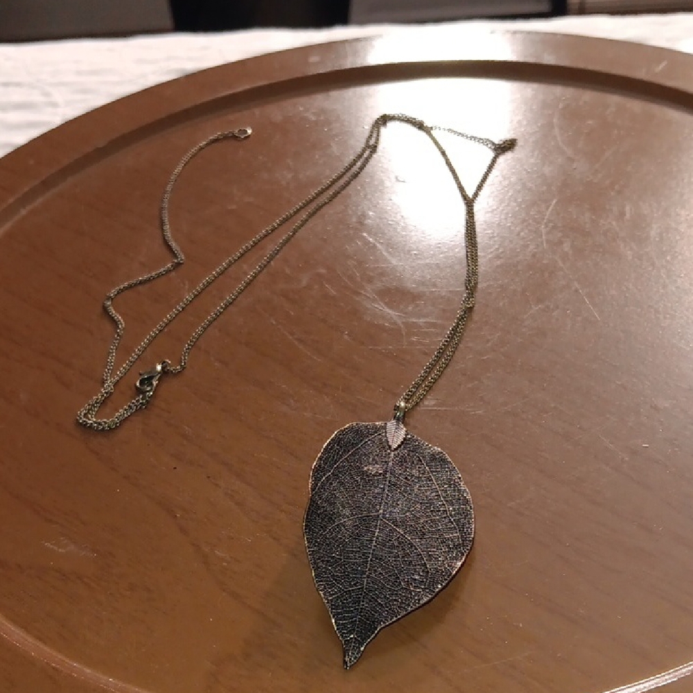 Elegant Gold Leaf Pendant Necklace